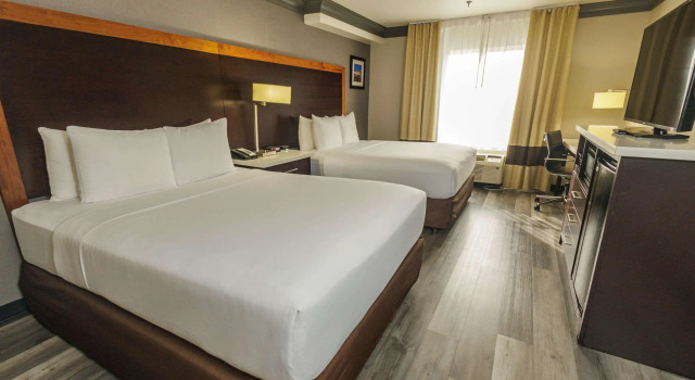 Comfort Inn & Suites Near Universal - N Hollywood - Burbank, Забронировать Отель Бербанк San Fernando Valley