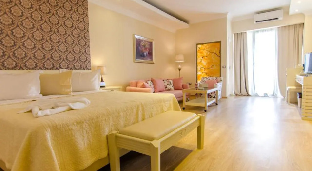 Двухместный номер Standard с балконом и с частичным видом на море Phoenicia Luxury Hotel