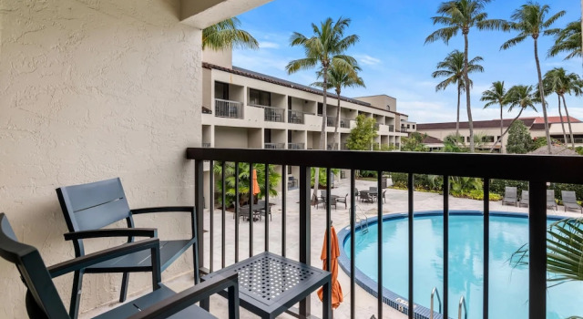 Четырёхместный номер Standard с видом на бассейн Miami Lakes Hotel