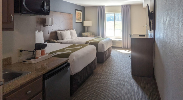 Четырёхместный номер Deluxe Quality Inn & Suites Northampton - Amherst