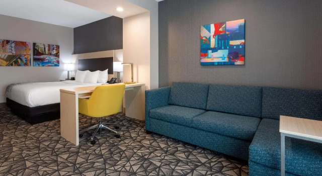 Двухместный люкс La Quinta Inn & Suites by Wyndham Shorewood