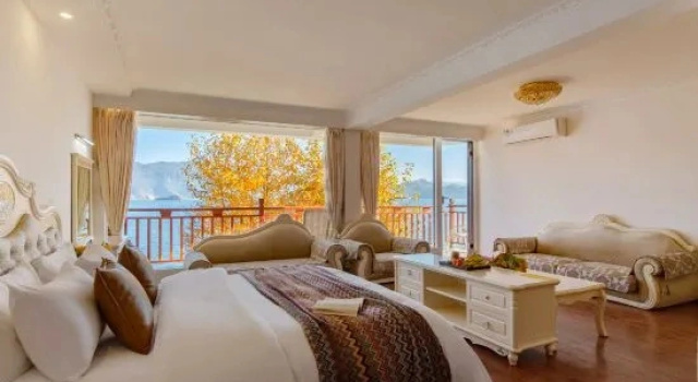 Люкс с балконом и с видом на озеро Jinshangju Inn