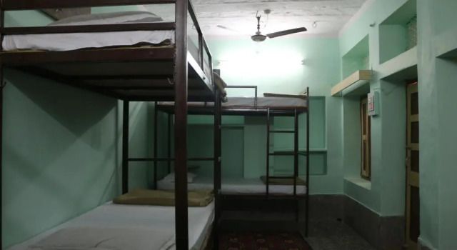 Кровать в общем номере Ratan Hostel