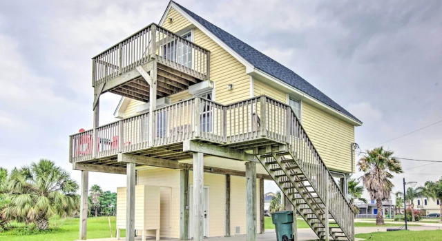 Коттедж с 3 комнатами с балконом Waterfront Galveston Bay Retreat < 1 Mi to Beach!