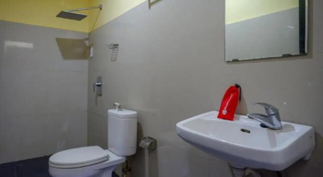 Люкс RedDoorz near Citraland Waterpark Kendari