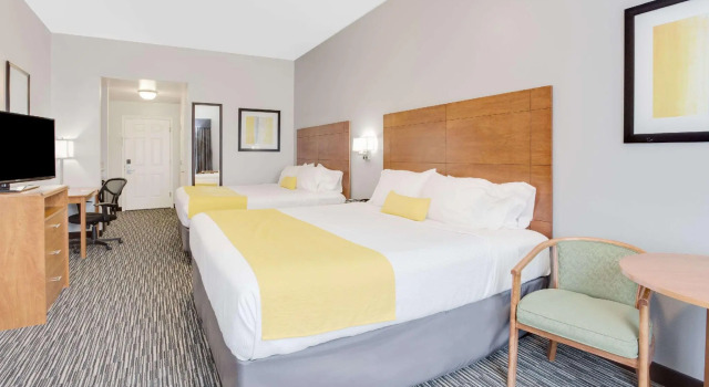 Четырёхместный номер Standard Ramada by Wyndham Marina