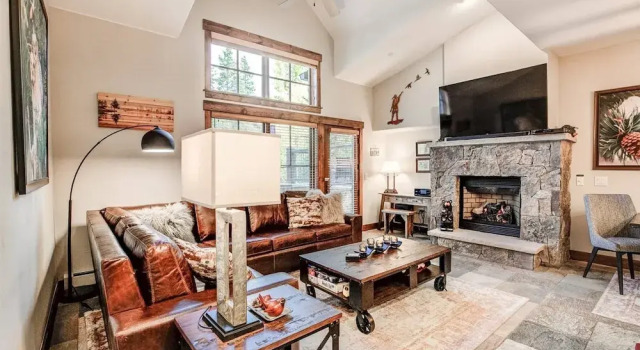 Ski-in 2 Bedroom Townhome at Mountain Thunder, Rezerwuj Dom wakacyjny Hotele w Vail Ski z parkingiem, Parking