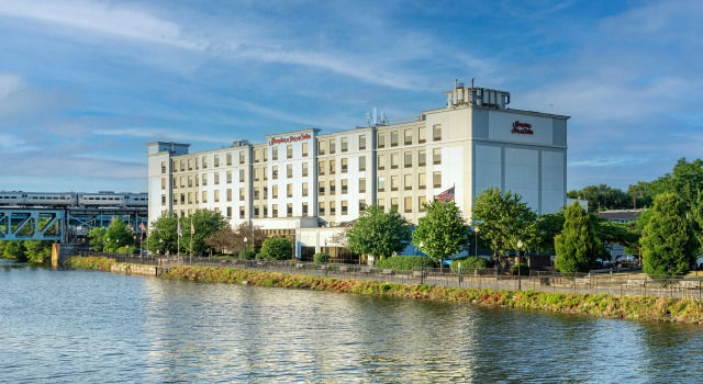 Hampton Inn & Suites Newark-Harrison-Riverwalk, Забронировать Отель Ньюарк North Jersey