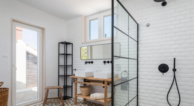 Sina in Splitska with 4 bedrooms and 3 bathrooms