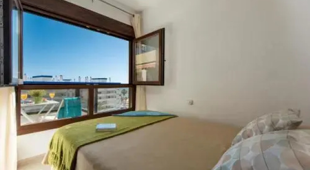 Apartamento con terraza y piscina junto a la playa