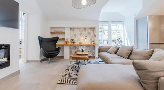 Апартаменты SERRENDY Stylish 2-bedroom apartment 1-minute walk to beaches