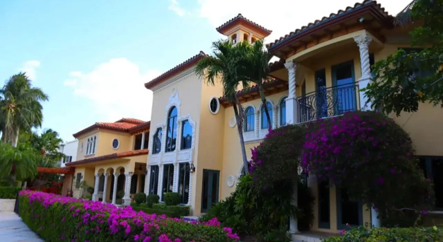 Extravagant Golden Mansion 6 Bedrooms 8 Bathrooms in the Finest Las Olas Area, Забронировать Отель Отели Форт-Лодердейл 3 звезды, рядом с Bahia Mar Shopping Center, 3*