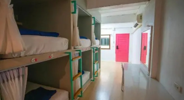 Base Party Hostel 18-35 Years Old Only, Забронировать Хостел Ао-Нанг-Бич провинция Краби, рядом с Пляж Ao Пхра Нанг