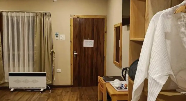 O podwyższonym standardzie dwuosobowy pokój i balkonem Shomo Chuki Resort