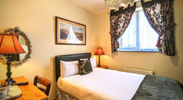 Номер Comfort Brookside Hotel & Residents Bar , Cozy lounge areas & Terrace ,Suitable for Solo Travelers Couples Educational Groups Families & Contractors welcome