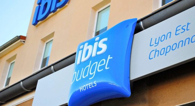 Кровать в общем номере ibis budget Lyon Est Chaponnay