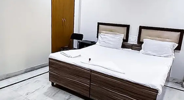 Roomshala 142 Bed Chamber South ex