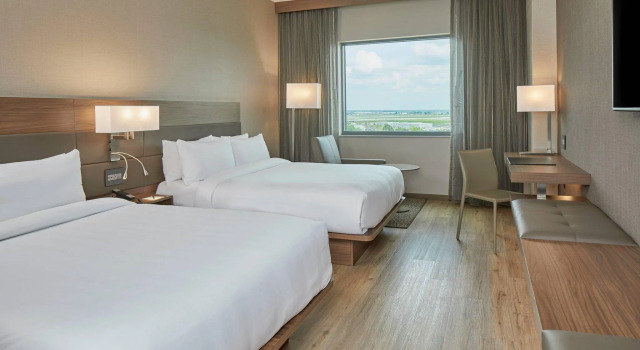 Четырёхместный номер Standard с красивым видом из окна AC Hotel by Marriott Atlanta Airport Gateway