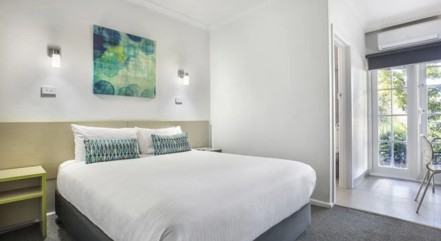 Nightcap at Skyways Hotel, Boek Hotel Melbourne 