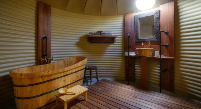 Тент с балконом Glamping at Truffle Lodge