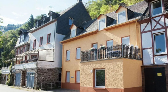 Spacious Holiday Home in Briedel Near River Mosel, Забронировать Дом для отпуска Отели Хунсрюк с парковкой, Парковка