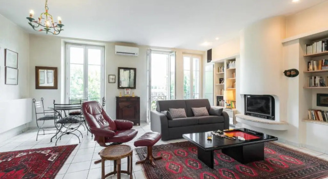 Апартаменты Large 2 Bdrs Downtown - 6 pax & AC