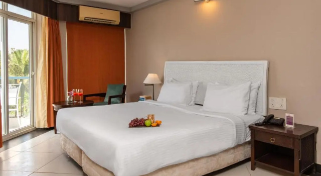 Номер Standard с балконом и с видом на бассейн Living Room by Seasons Hotels