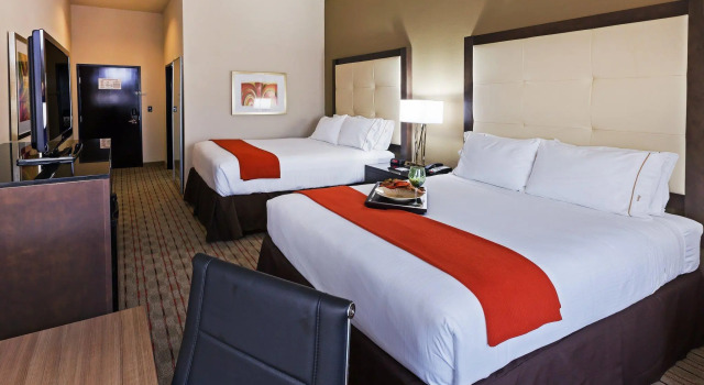 Четырёхместный номер Standard Holiday Inn Express Frisco Legacy Park Area by IHG