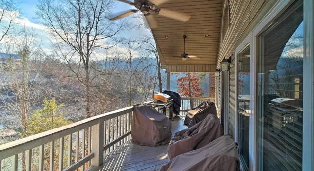 Коттедж с 4 комнатами с балконом Caryville Home w/ Private Dock & Norris Lake Views