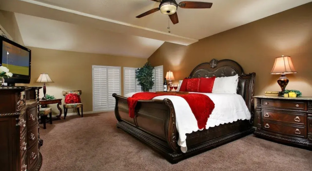 Mountain Views & Heated Pool/spa & Amenities Galore!