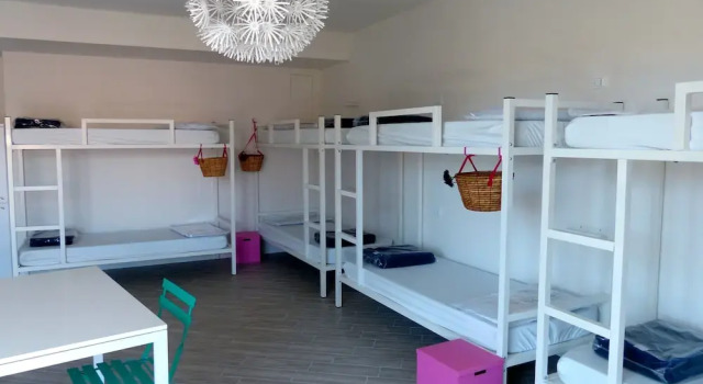 Кровать в общем номере (женский номер) с балконом Meet Gardalake Hostel