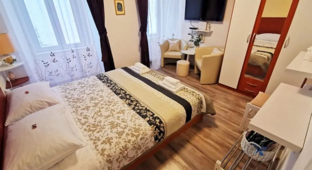 Old Town Apartment Theo