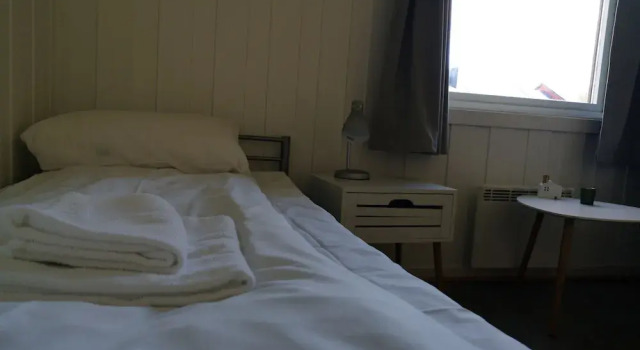 Camp Elvemo by Tjeldsundbrua, Rezerwuj Hotel Hotele w Tjeldsund z parkingiem, Parking