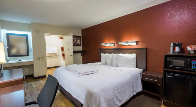 Red Roof Inn PLUS+ Statesville, Забронировать Отель Стейтсвилл Северная Каролина
