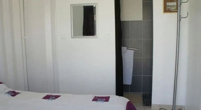 Charming Holiday Home in Robion With Swimming Pool, Boek Hotel Robion Luberon