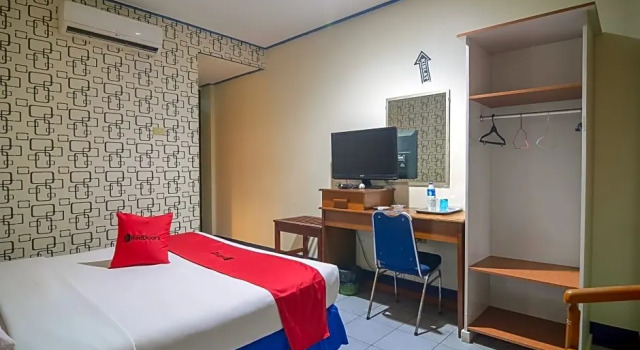 Люкс RedDoorz near Tugu Naga Singkawang