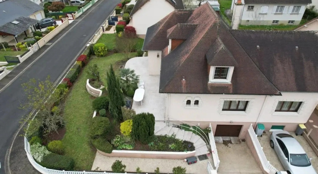Spacious Group Stay Near Le Mans Circuit, Забронировать Дом для отпуска Шанже Франция