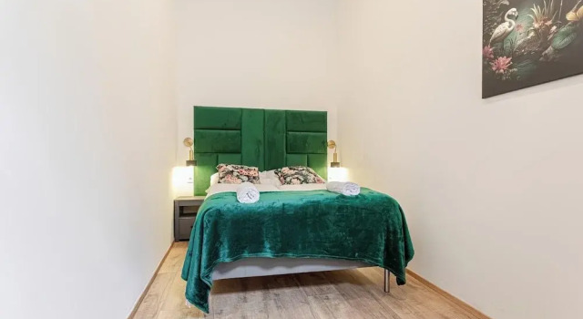 Lovely Apartment Steps from Schonbrunn, Prenota Appartamento Vienna Austria