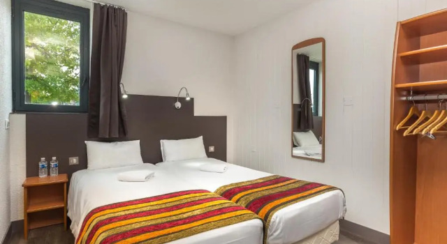 Четырёхместный номер Standard Brit Hotel Chambery