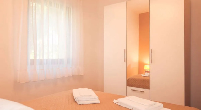 Kolic (RAB316), Prenota Hotel Hotel a Isole Quarnerine con parcheggio, Parcheggio