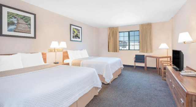 Четырёхместный номер Standard Days Inn by Wyndham West Rapid City