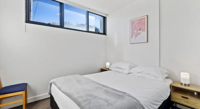 Cosy 1-bed With Private Balcony By Showgrounds, Book Apartment Melbourne 