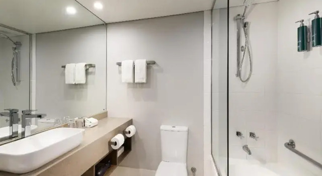 Четырёхместный номер Standard с балконом и с красивым видом из окна DoubleTree by Hilton Alice Springs
