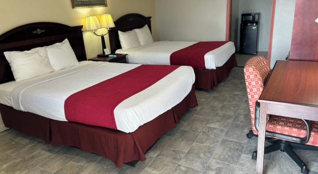 Четырёхместный номер Deluxe Howards Inn Motel