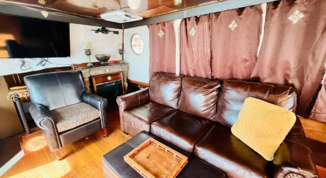 Коттедж Dolphin Delight 47 Foot Houseboat on the Gulf, at Dock With Gulf View in Tarpon Springs, rental of entire houseboat