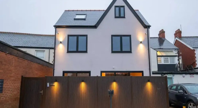 Luxurious 2 Bed Central Cardiff Free EV Charge