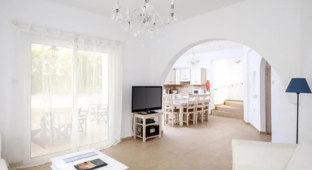 Вилла с 4 комнатами Thalassines Villas