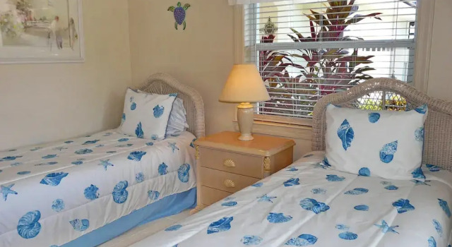 Pet-friendly waterside home with pool/steps to beach, Забронировать Дом для отпуска Отели в центре Марко-Айленд, в центре