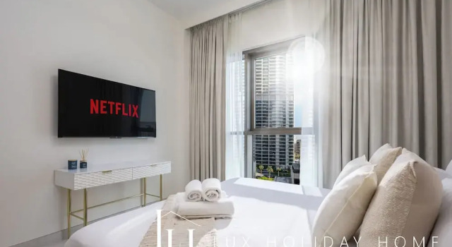 LUX  The Creekside Skyline View Suite