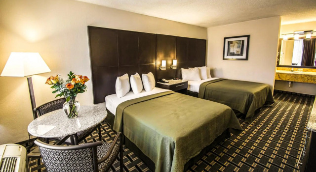 Четырёхместный номер Standard с видом на бассейн Croix Grand Hotel